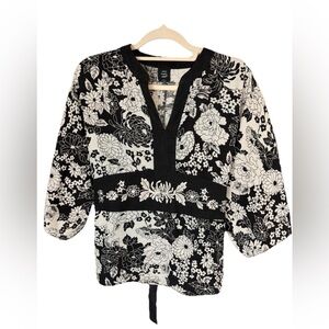 St. Tropez West Black and White Floral Blouse med